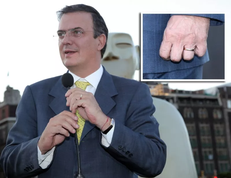 Ayer durante la inauguración de la instalación escultórica `Nuestros silencios´ el Jefe de Gobierno capitalino llegó sin su esposa pero con un gesto aseguró que, al menos en sentimiento estaba ahí.