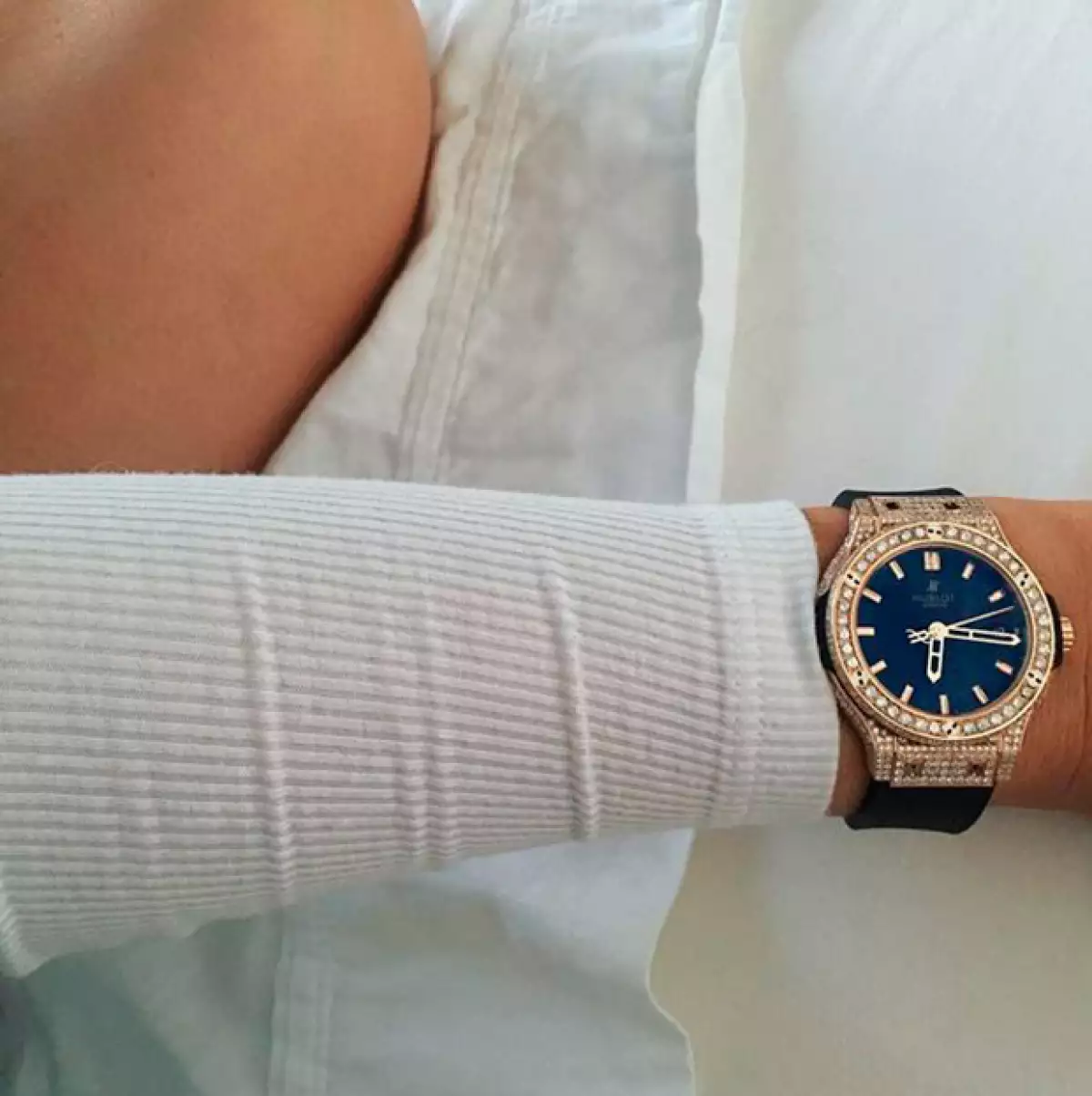 El rapero sorprendió a su novia con un reloj de diamantes.