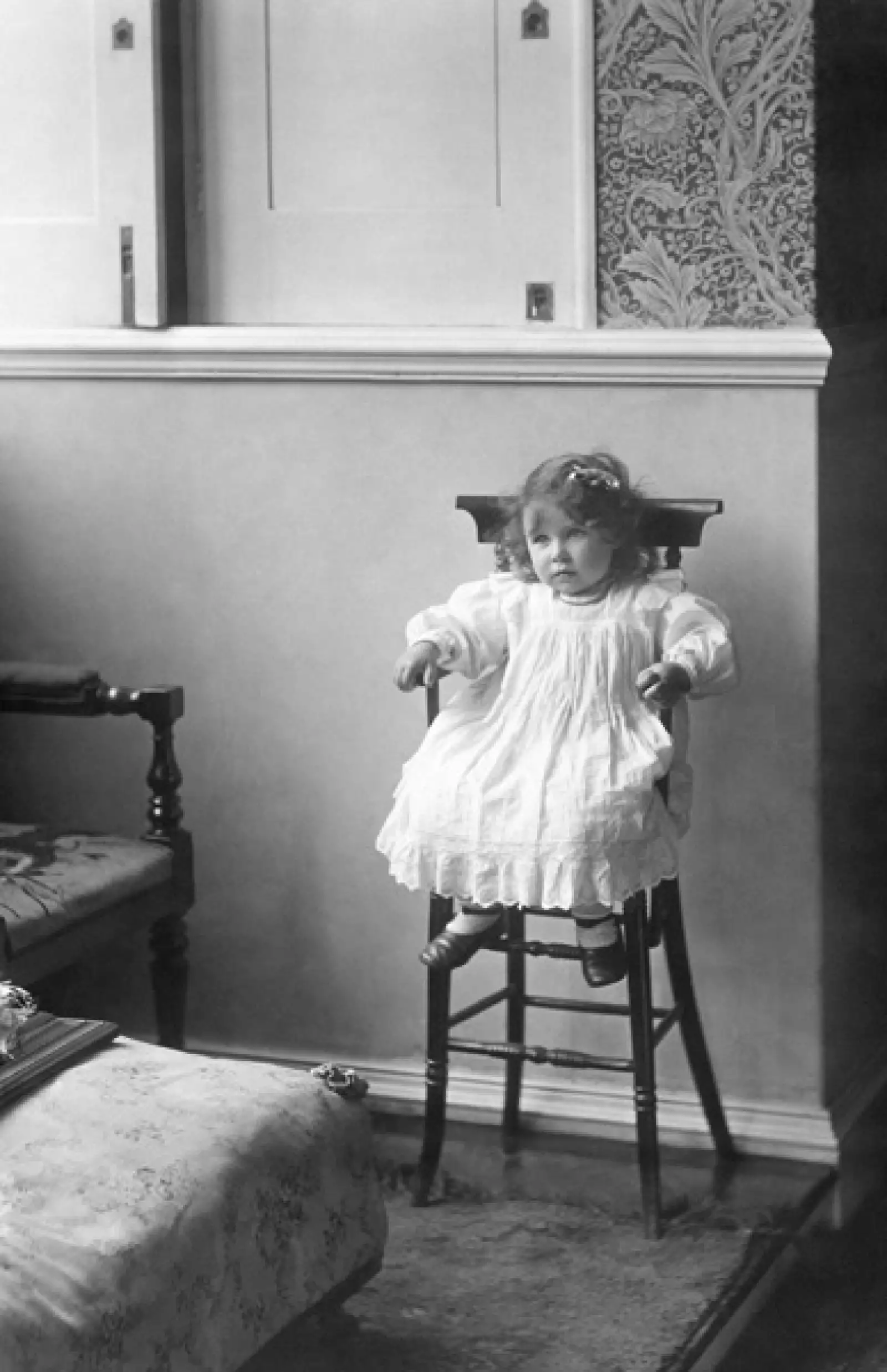 Isabel fue la primera hija del príncipe Alberto, duque de York (más tarde rey Jorge VI), y su esposa, Elizabeth. Nació por cesárea a las 2:40 (GMT) del 21 de abril de 1926 en la casa londinense de su abuelo materno.
