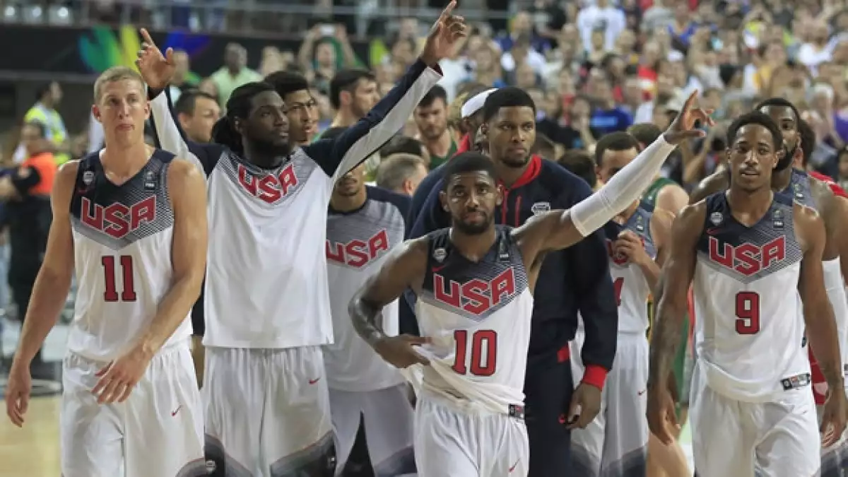 Los jugadores estadounidenses saludan a su afición tras haber vencido a Lituania y con ello llegar a la final del Mundial de Basquetbol