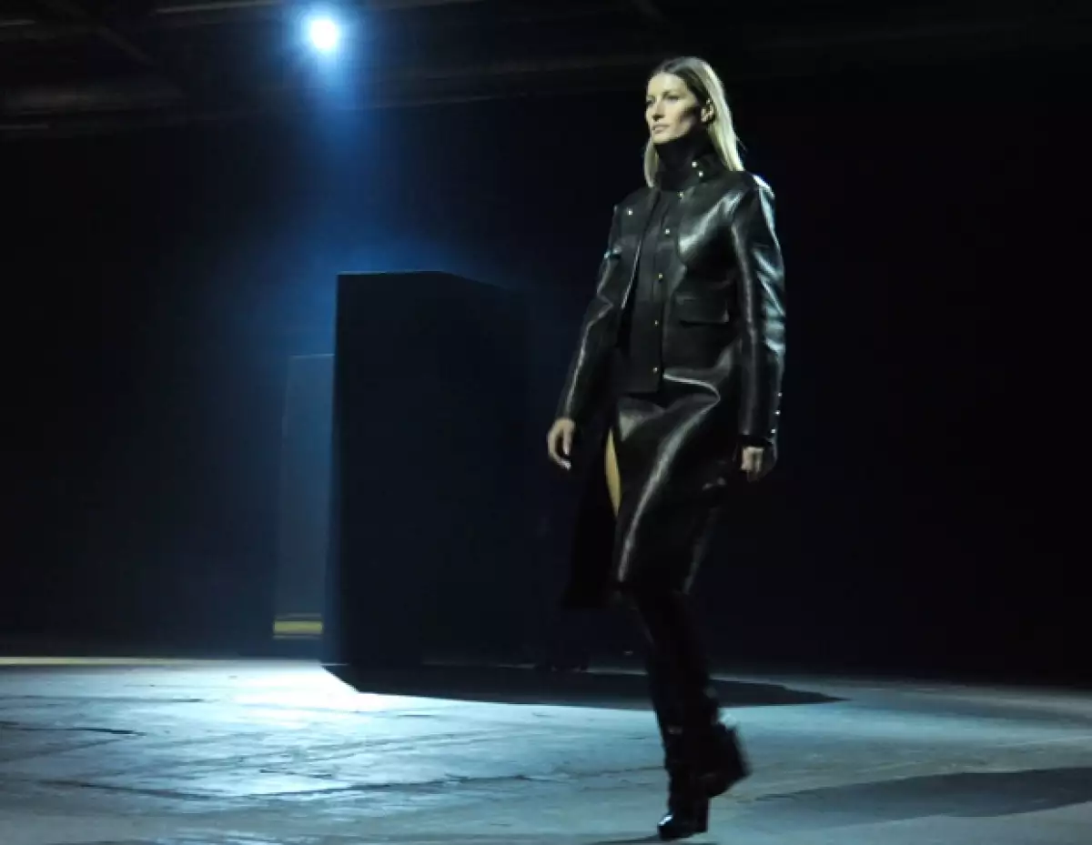 La temporada pasada Alexander Wang sorprendió al incluír a Gisele Bundchen en su desfile.