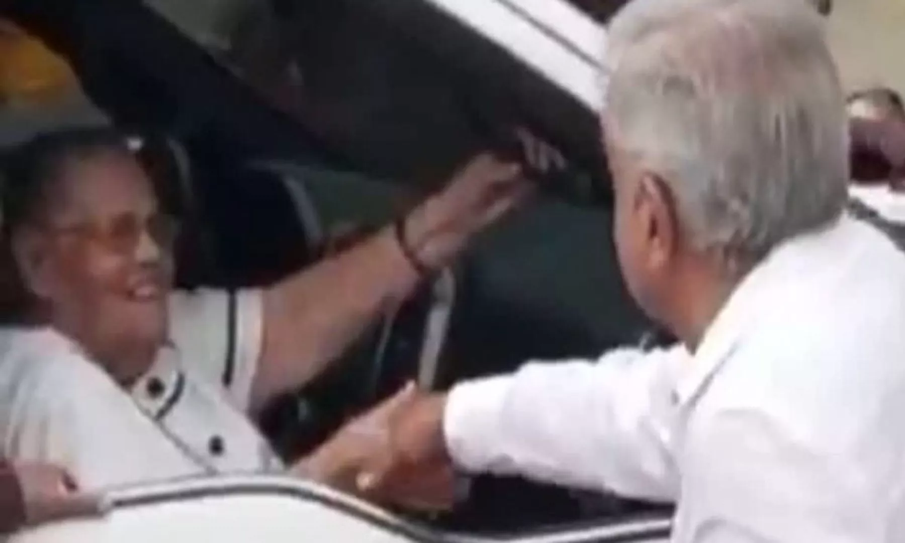amlo-saluda-a-la-mama-del-chapo.jpg