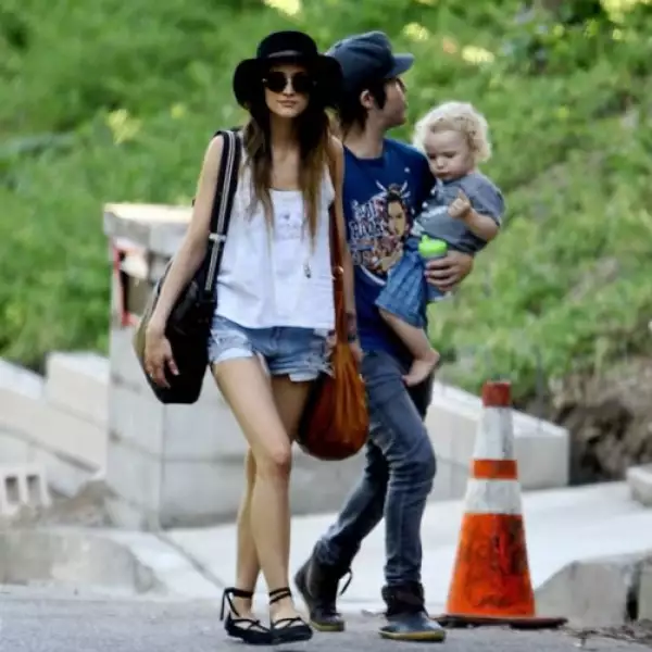 Ashlee Simpson también usó mezclilla, top blanco y ballerinas negras, a juego con sombrero, cuando salió con su familia a visitar a un amigo.