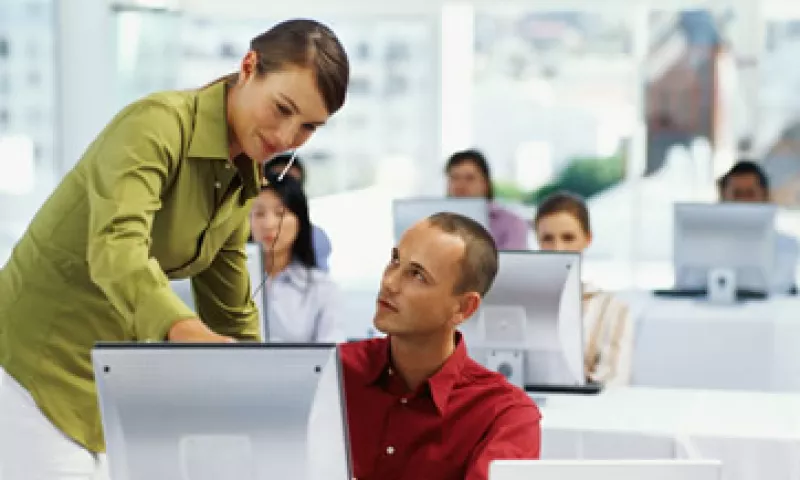 En opinión de Santiago Iñiguez, hombres y mujeres tienen un momento crítico en el que sería importante regresar a la escuela. (Foto: Thinkstock)