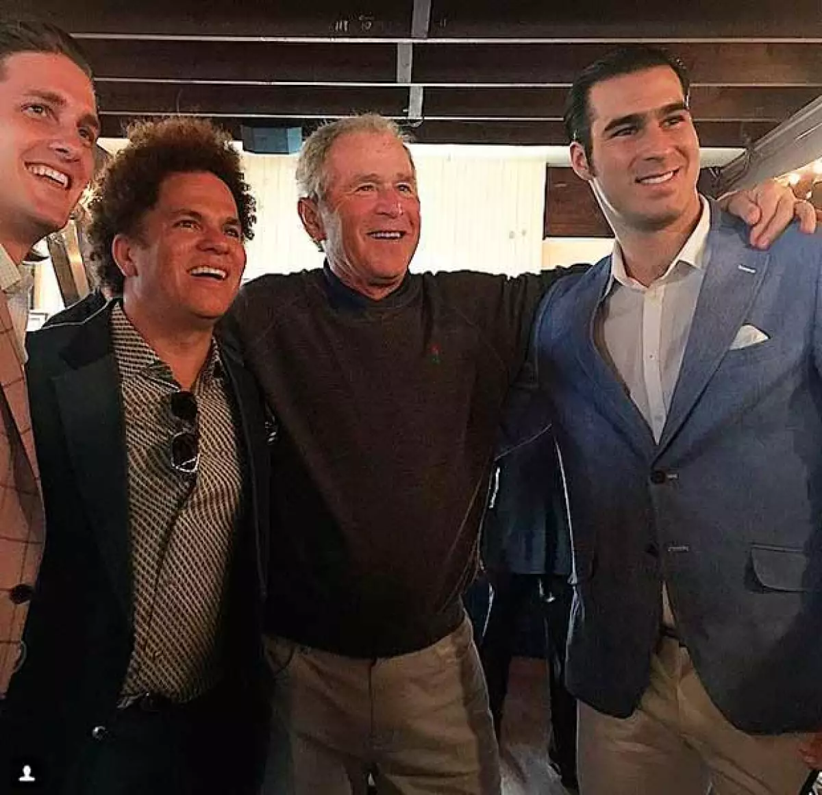 Mike y su amigo el artista Romero Britto estuvieron en el festejo junto al ex presidente de Estados Unidos.
