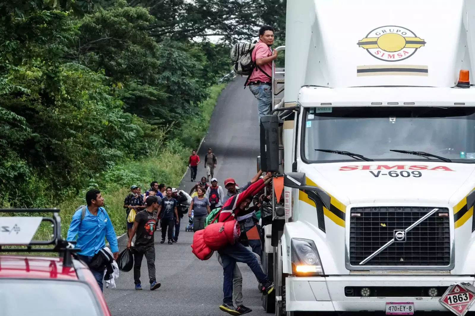 Migrantes tomaron un aventón en un trailer de la carretera Transístmica-Sayula de Aleman-Matías Romero Avendaño hacia Piedra Blanca, Oaxaca.