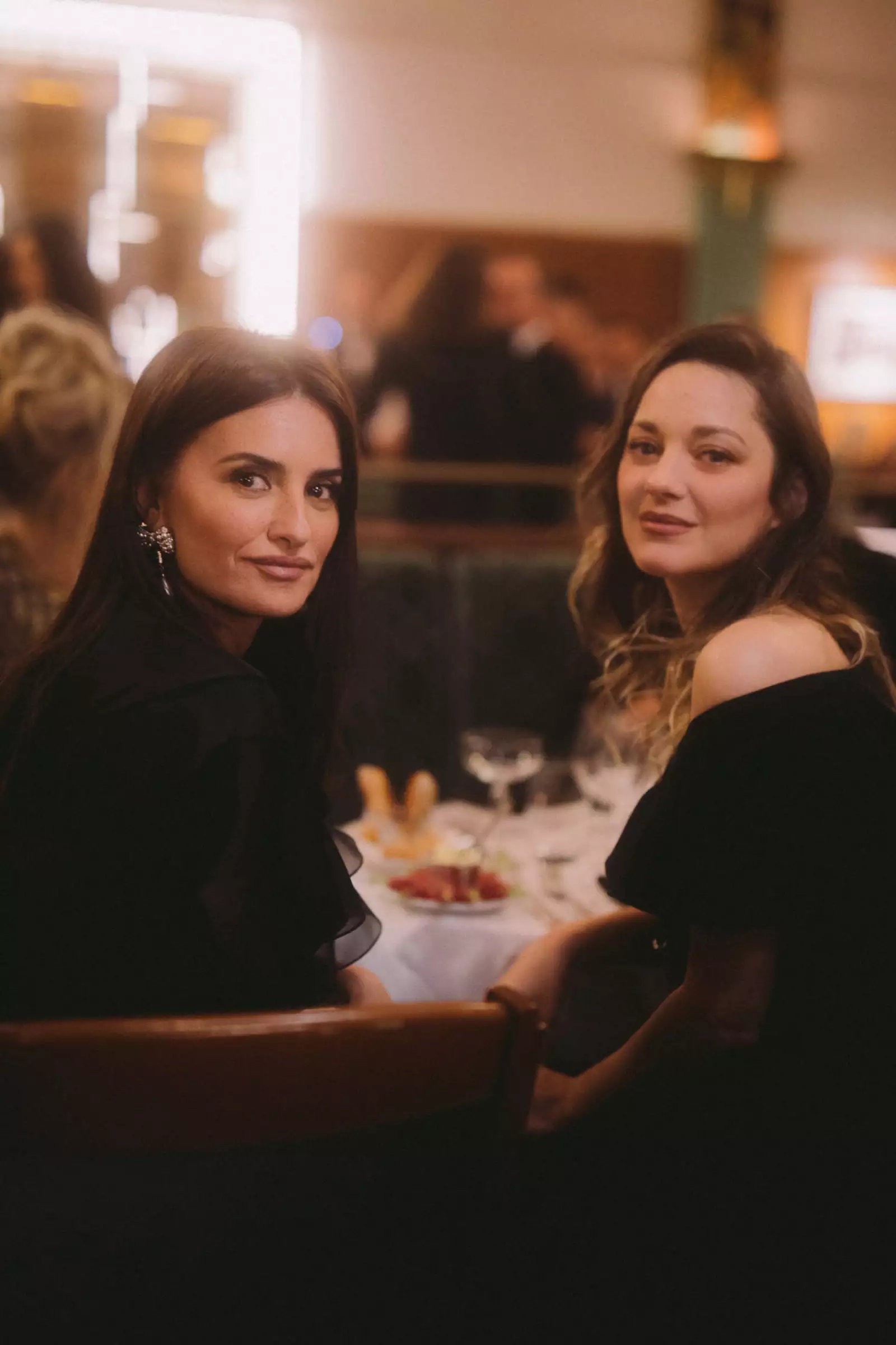 04_Penelope_CRUZ_Marion_COTILLARD_CHANEL_Metiers_d_art_Show_2019_20_2_08_04.jpg