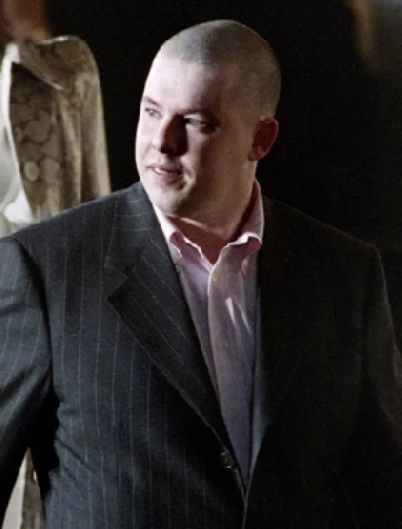 Se presentaron en París las últimas creaciones del fallecido diseñador, quien impregnó con su toque cada pieza, sin embargo algunas las dejó a medio terminar.