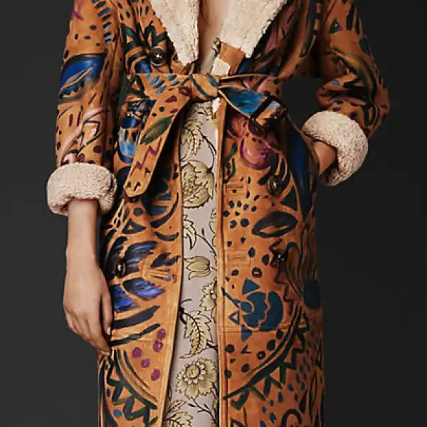 El abrigo pintado a mano de Burberry es todo una obra de arte.