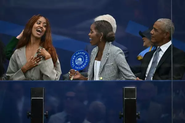 El expresidente Barack Obama, su esposa Michelle Obama y su hija Malia Obama asisten a la inauguración del Centro Presidencial Barack Obama en Chicago, Illinois, el 18 de junio de 2026.