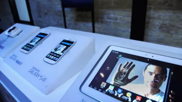 El `smartphone´podría ser el primero en superar las ventas del móvil de Apple, prevén los expertos; el dispositivo de Samsung saldrá al mercado hoy y busca ser el más comerciado en 2013.