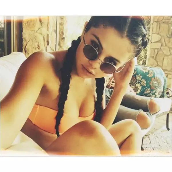 También Selena Gomez compartió una selfie mientras disfruta de unas vacaciones.