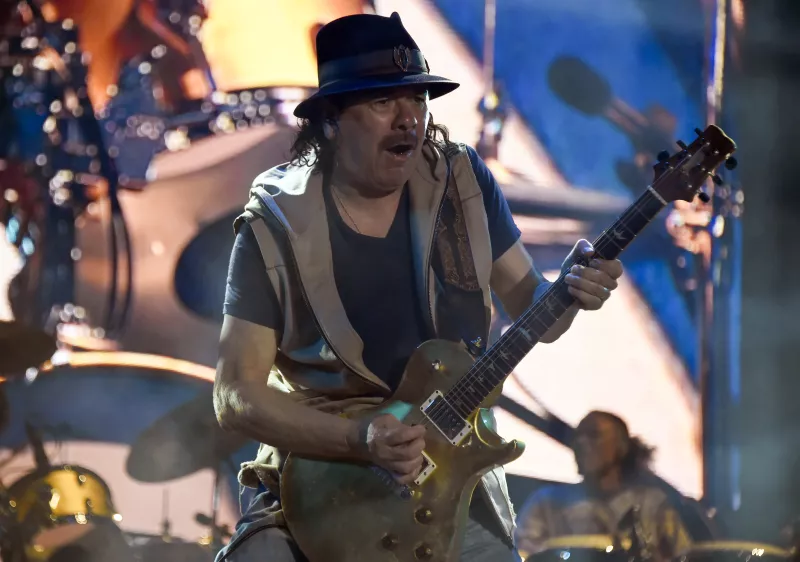 Carlos Santana pospone concierto tras dar positivo a Covid-19