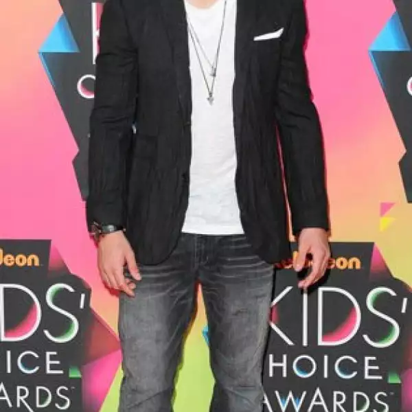 Muy juvenil y guapo llegó Taylor Lautner a los Kids Choice Awards 2010.