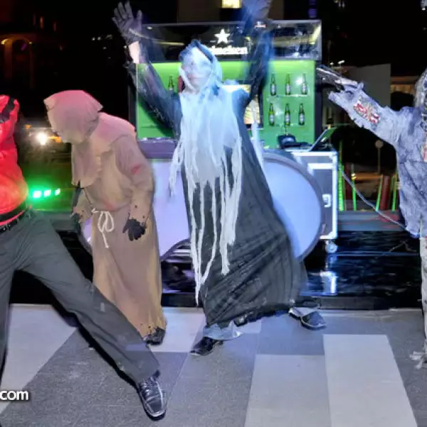 Primer aniversario de Main Entrance