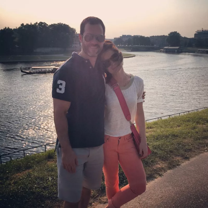 La actriz y su esposo se encuentran en Polonia, desde donde han compartido románticos momentos e imágenes de la cultura y arquitectura de la ciudad.
