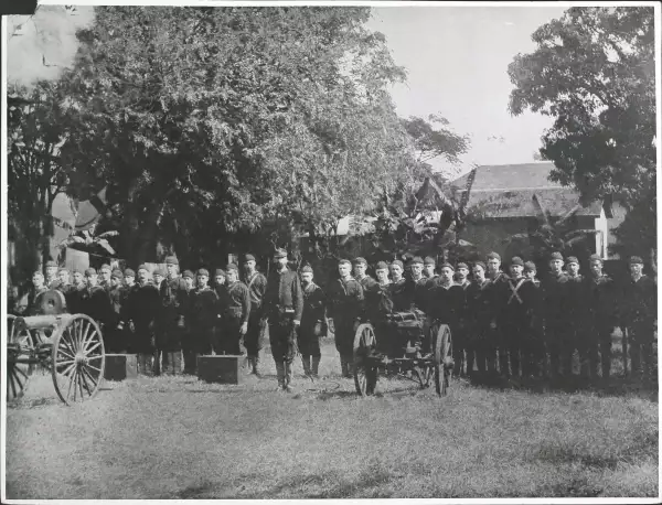 Un destacamento de marines estadounidenses en Hawái, alrededor de 1893. Al estallar la Revolución (1893) que depuso a la reina Liliuokalani, parecía que la vida y las propiedades de los estadounidenses residentes estaban en peligro. Por ello, el comandante del crucero estadounidense «Boston», entonces atracado en el puerto de Honolulu, desembarcó un destacamento de marines para protegerlos. 