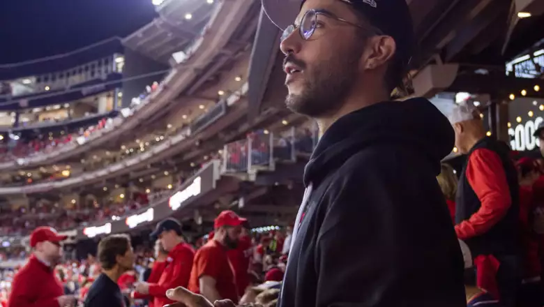 Siempre atento y al filo de la butaca por tanta emoción, Diego Alfaro disfrutó al máximo los partidos.