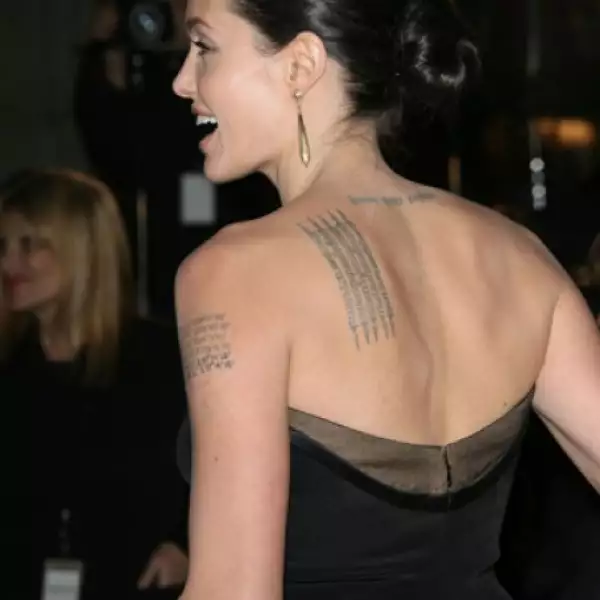 Angelina Jolie tiene diseños, oraciones en sánscrito y palabras inspiradoras tatuadas en su brazos y espalda.