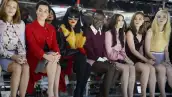 El mejor front row de la semana de la moda en París o la versión hollywoodense de: `You can’t sit with us´ lo conformaron la ganadora del Oscar, la cantante y más celebridades top.