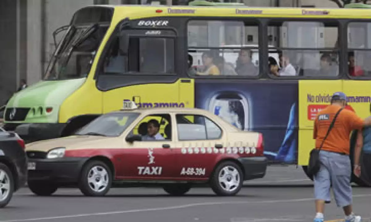 La empresa lanzó una aplicación para solicitar el servicio de taxi. (Foto: Cuartoscuro)