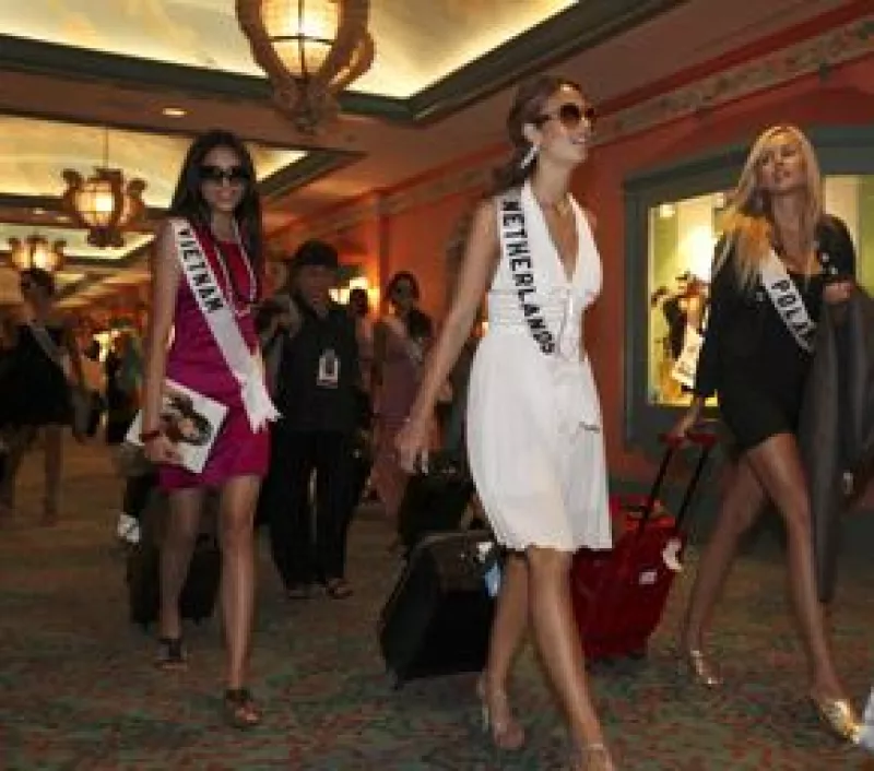 Más de 80 candidatas se presentarán en trajes de cocktail cuando se inicie la ceremonia.
