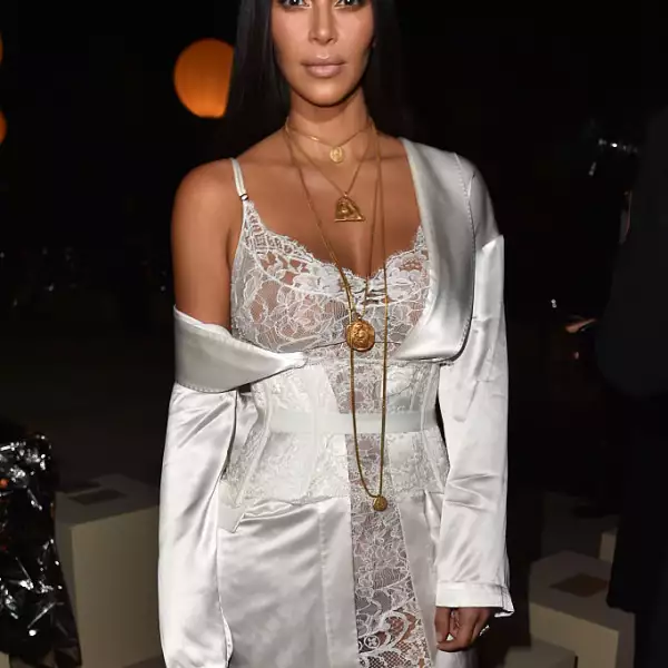 Givenchy : Front Row - Paris Fashion Week Womenswear Spring/Summer 2017