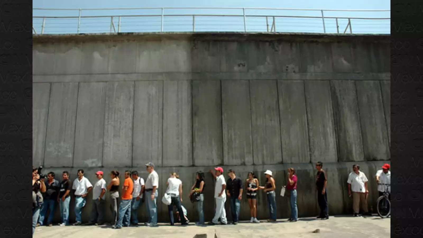 Decentas de personas acudieron al penal de Veracruz para saber los resultados de la audición