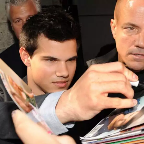 El actor pendiente de sus fans en el Teatro Nokia en Los Ángeles, California.