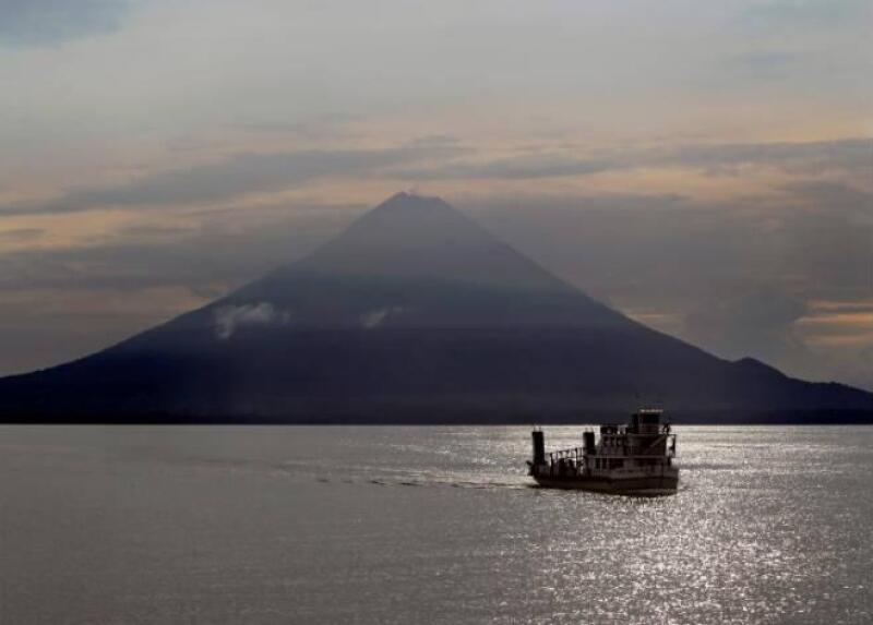 Lago Nicaragua con el Volc�n Concepci�n en el fondo, en la isla Ometepe
