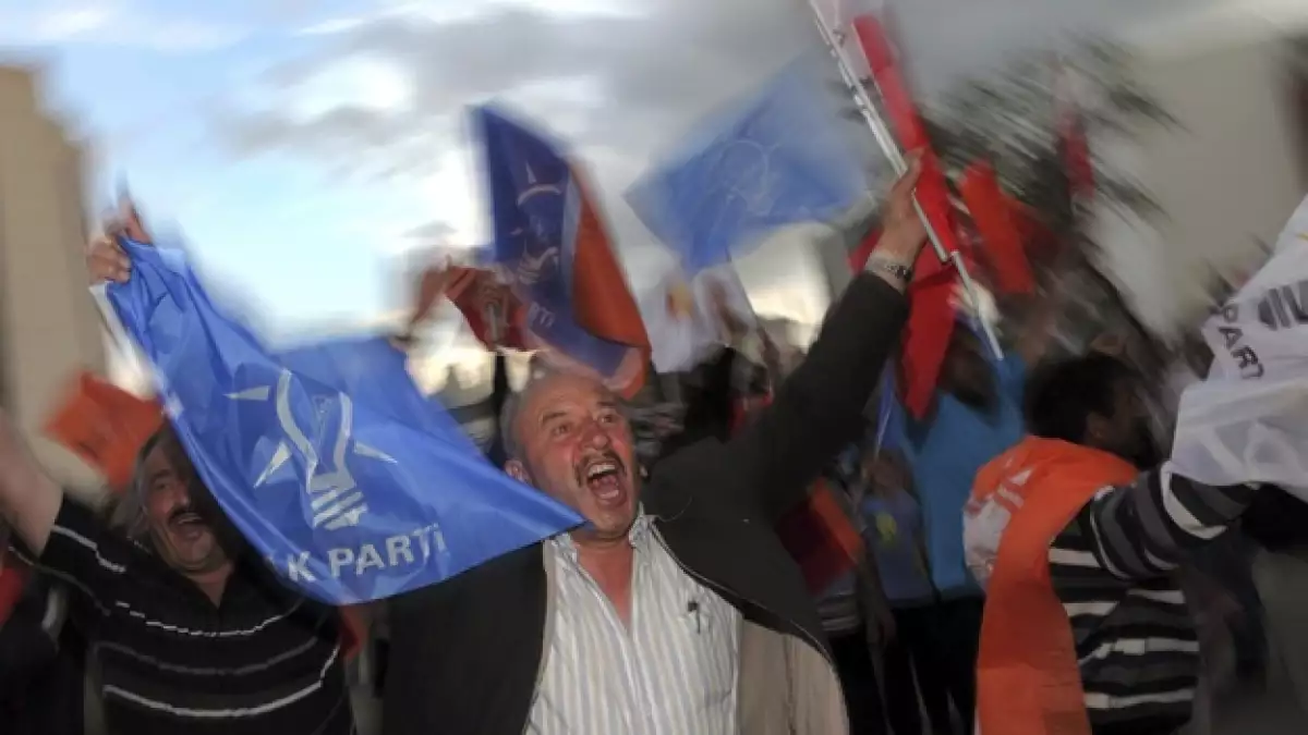 Celebran con banderas en Turquía el posible triunfo del AKP