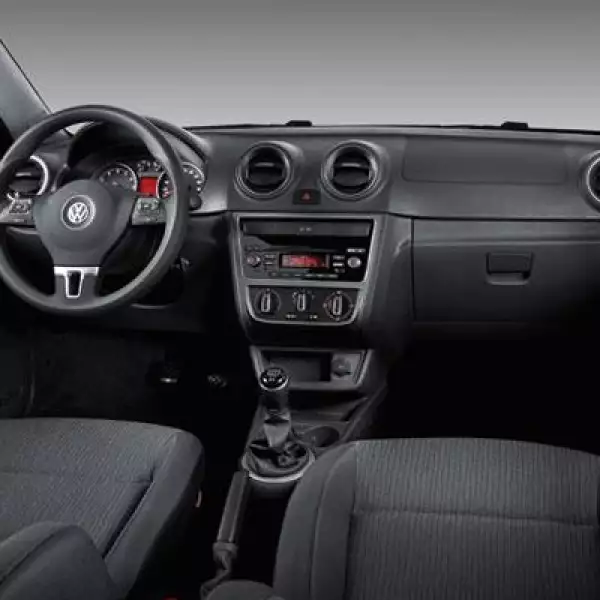 Sobre sus prestaciones, incluye aire acondicionado, palanca limpiaparabrisas con ajuste de velocidad, butaca del conductor regulable en altura, radio AM/FM con CD, lector MP3, entrada para SD Card, conexión USB, iPod controler y Bluetooth, entre otros.