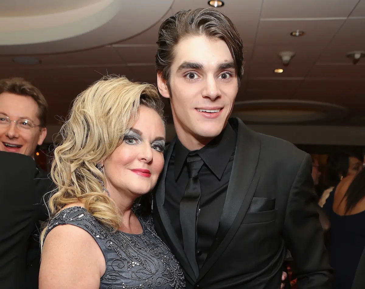 RJ Mitte junto a su mamá, Dyna Mitte.