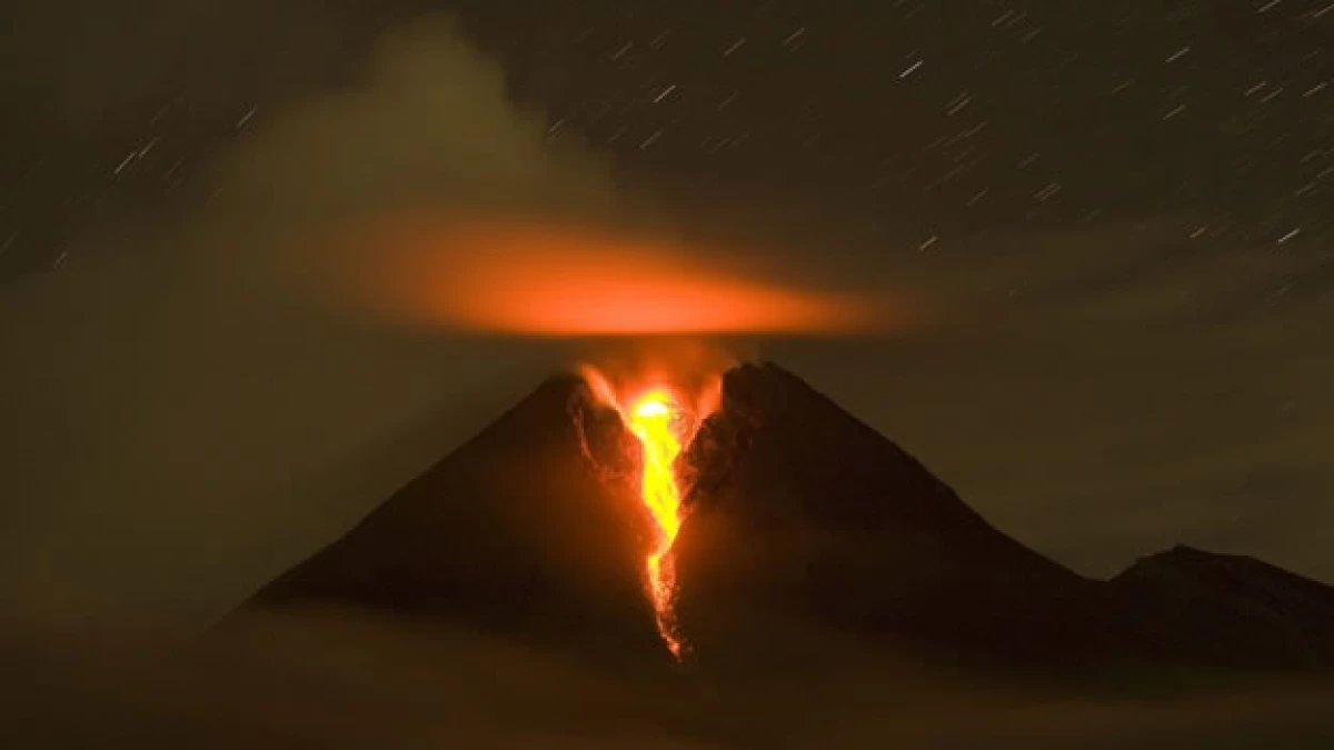 volcan hace erupcion
