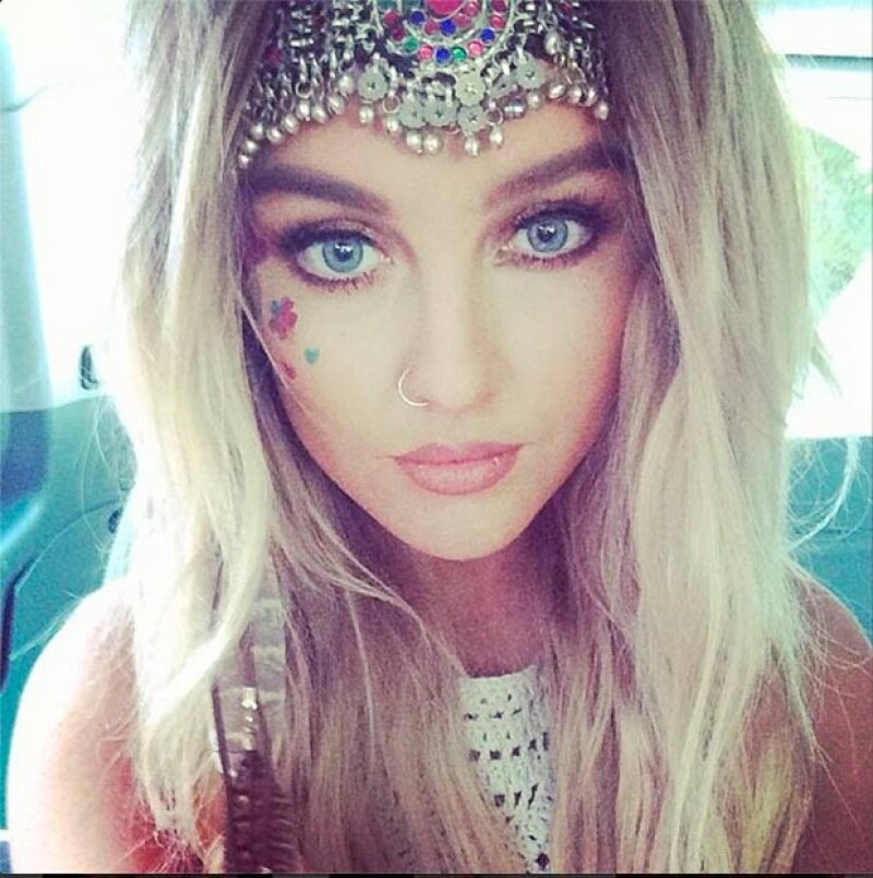 Perrie lució un maquillaje de fantasía.