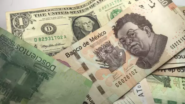 Peso mexicano se deprecia frente al dólar antes de Navidad y pese a menor inflación