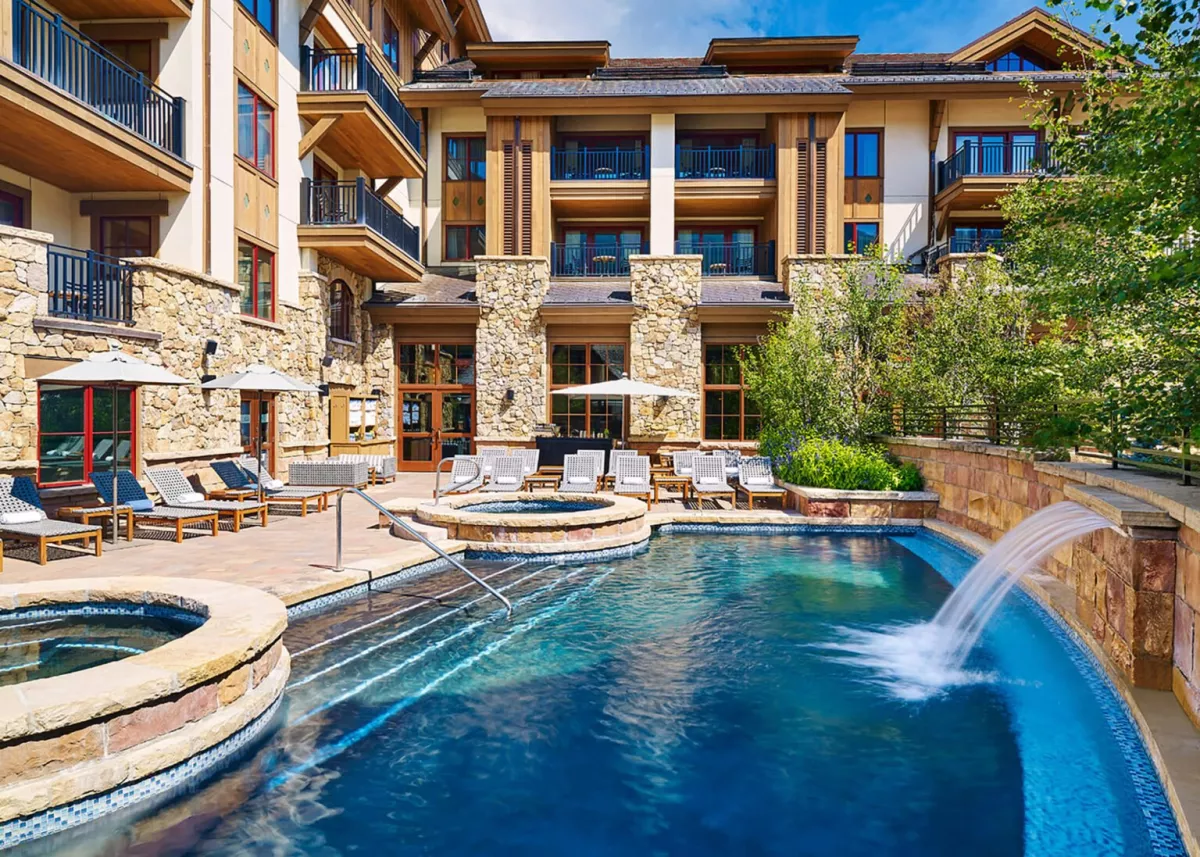 Foto de la alberca en el hotel The Sebastian, en Vail, Colorado.