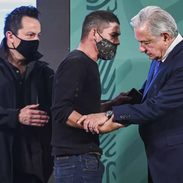 Una persona se coló al salón Tesorería de Palacio Nacional y se acercó al presidente de México, Andrés Manuel López Obrador, durante la conferencia mañanera.