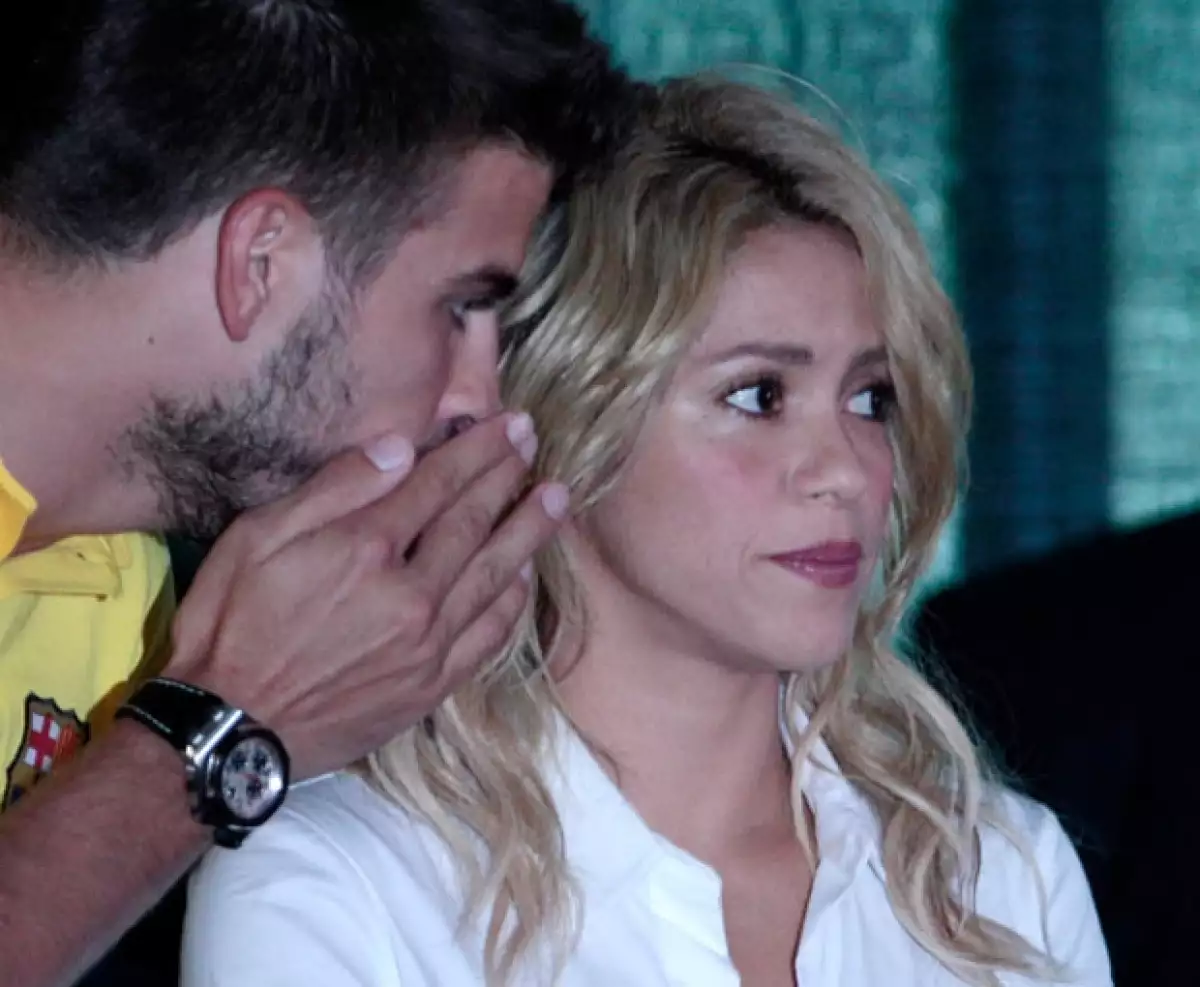 Shakira y Piqué casi no interactuaron durante el evento, sin embargo se dieron tiempo para decirse cosas al oído.