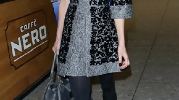 La señora de Clooney viajó a la ciudad de Londres y fue vista en el aeropuerto de Heathrow con un look muy chic, bajo el sello Dolce & Gabbana.
