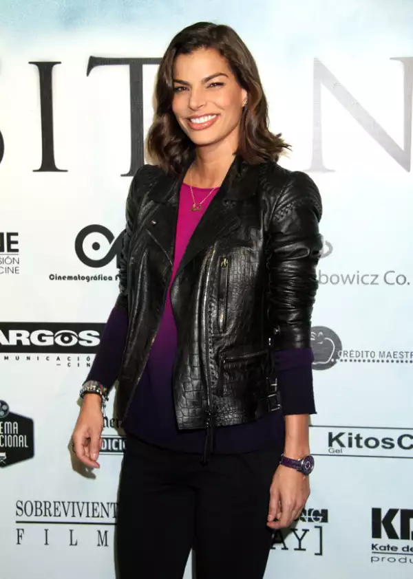 Bárbara, sonriente como de costumbre no se perdió el estreno de Visitantes.