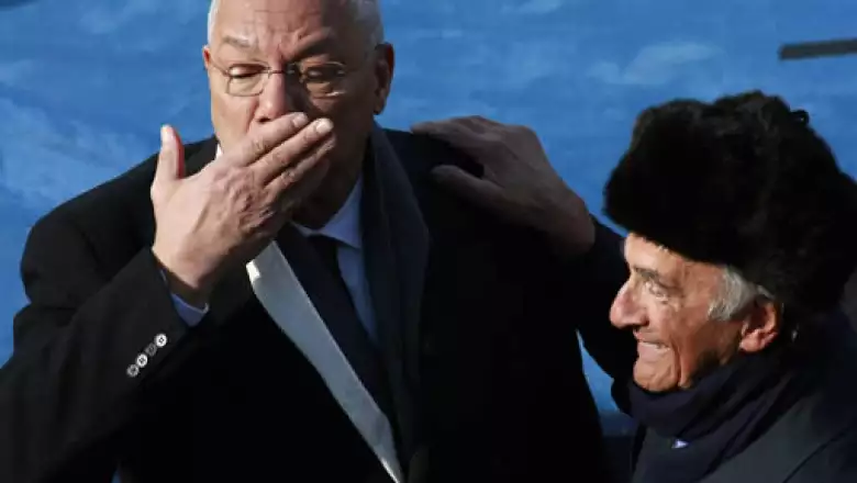El ex secretario de Estado Colin Powell y el escritor rumano Elie Wiesel, sobreviviente de los campos de concentración nazi, disfrutaron juntos de la ceremonia.