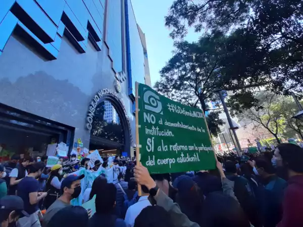 Manifestación frente al Conacyt de los estudiantes del CIDE