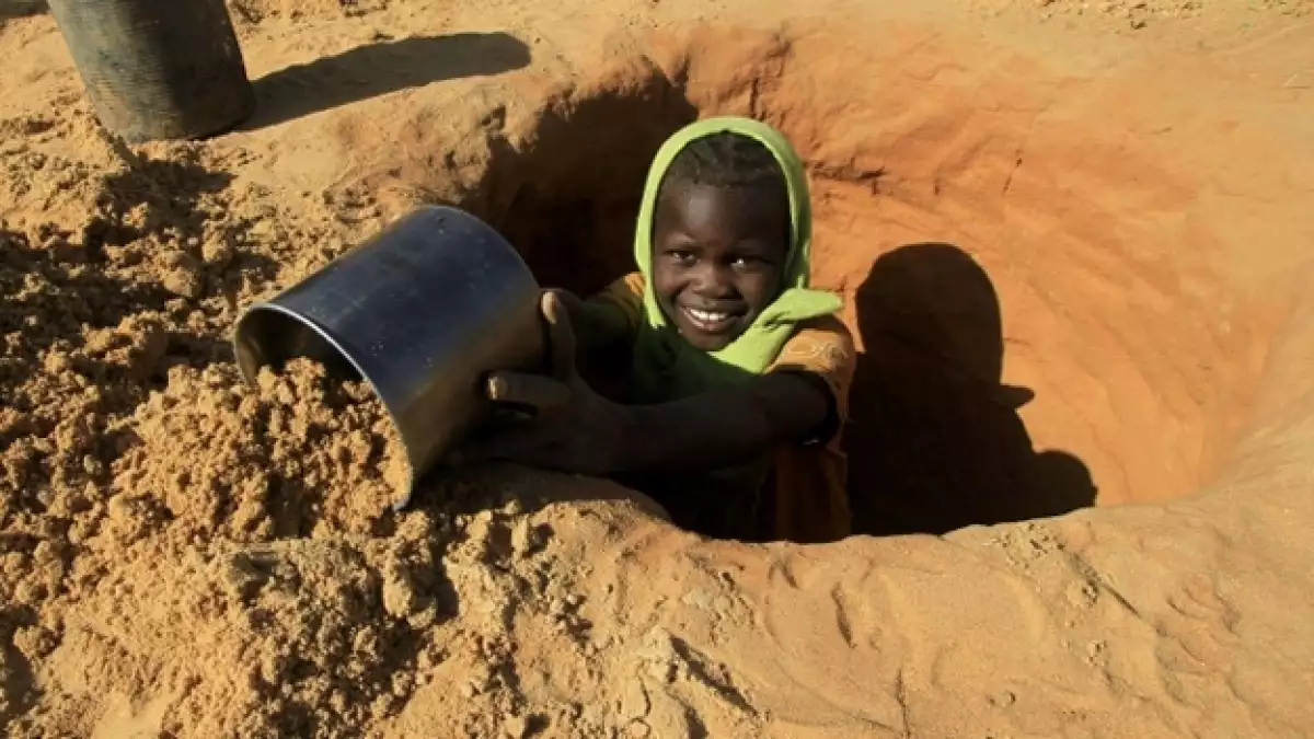 una niña desplazada caba un hoyo