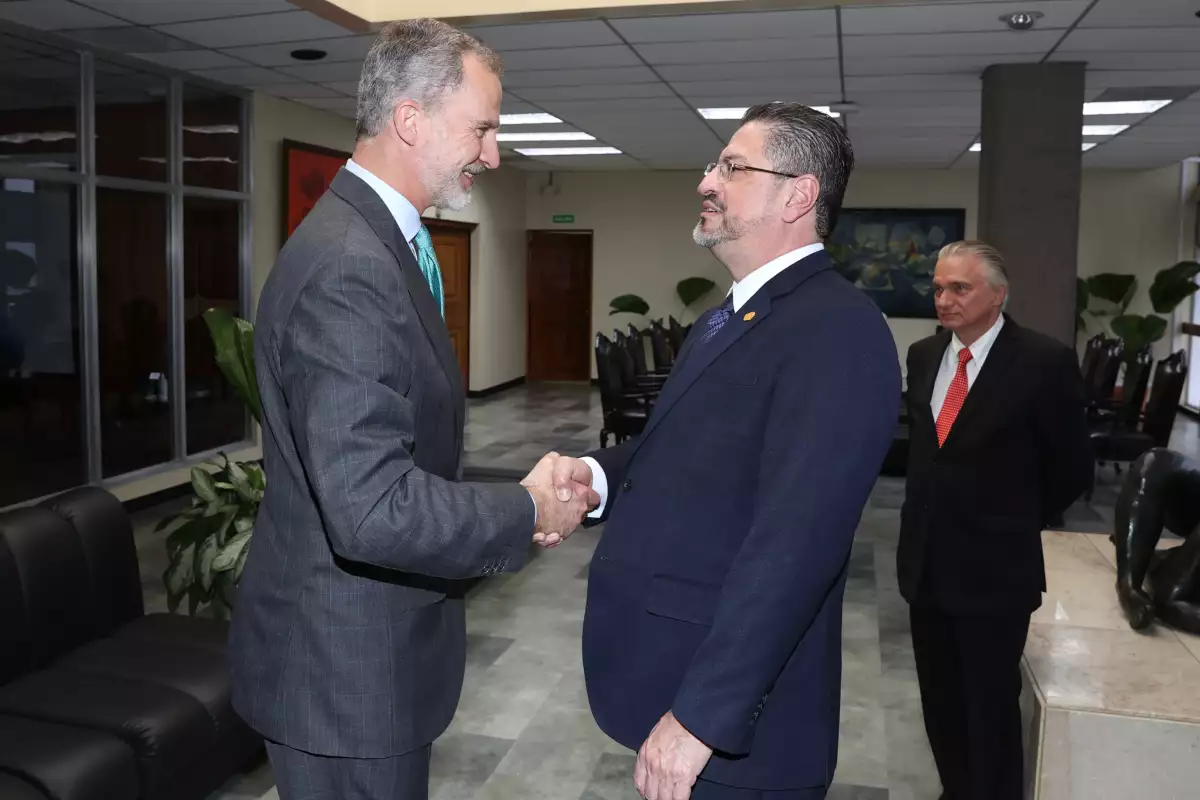 Felipe VI y Rodrigo Chaves