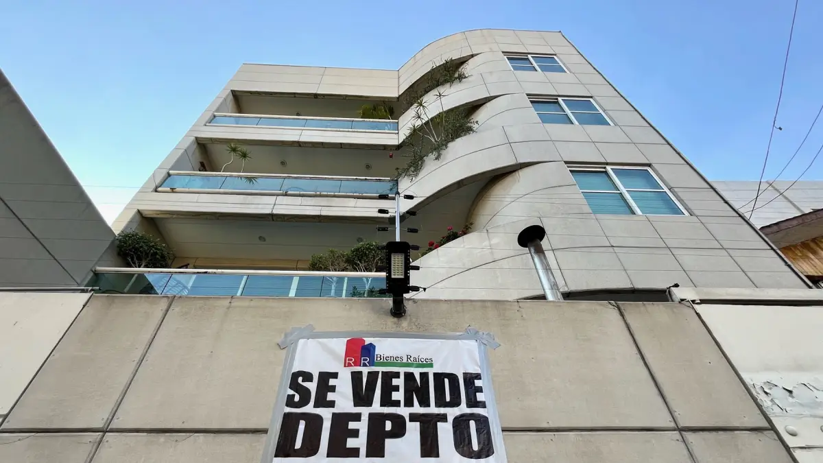 Un edificio con anuncio de departamentos en venta en la Ciudad de México. 