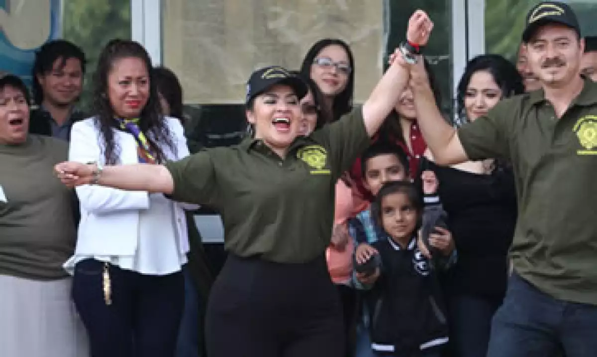 Nestora Salgado (centro) al salir de la prisión del Centro Femenil de Readaptación Social de Tepepan, en la Ciudad de México. (Foto: Cuartoscuro)