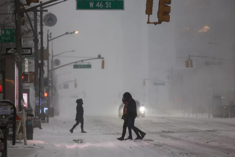 La gente cruza la Sexta Avenida en la caída de la nieve en la ciudad de Nueva York el 25 de enero de 2026. Una tormenta invernal masiva del 24 de enero arrojó nieve y lluvia helada desde Nuevo México hasta Carolina del Norte mientras recorría los Estados Unidos hacia el noreste, amenazando a decenas de millones de estadounidenses con apagones, caos en el transporte y un frío escalofriante. Después de golpear las áreas suroeste y central del país, el sistema de tormentas comenzó a golpear los estados del Atlántico medio y noreste densamente poblados a medida que una masa de aire frígida se instaló en toda la nación.