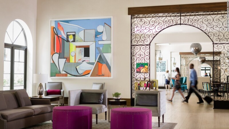 Los muros del Alfond Inn