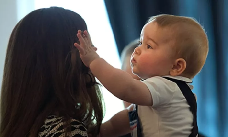 El hijo de los Duques de Cambridge, el príncipe George, llevó a cabo su primer compromiso con tan solo ocho meses de edad.